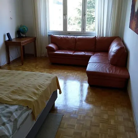 아파트 Geraeumiges Familienapartment *
